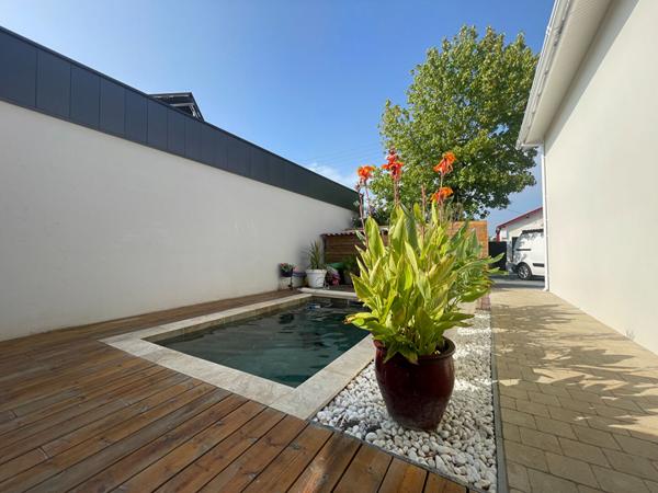 Charme contemporain d'une maison familiale avec piscine et garage à Talence