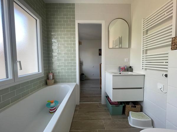 Charme contemporain d'une maison familiale avec piscine et garage à Talence