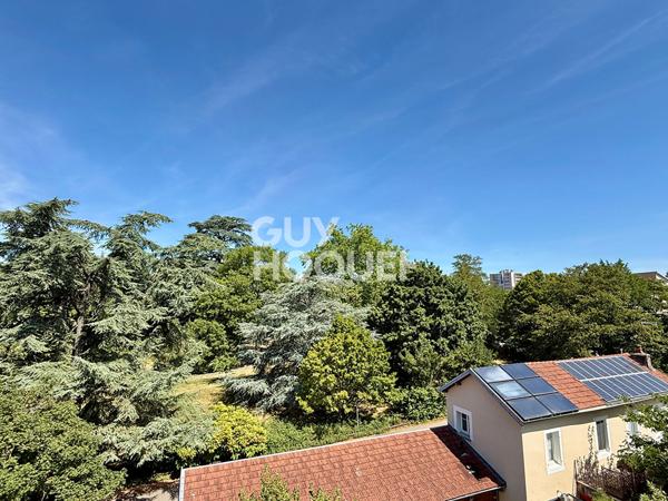 Charmant appartement en dernier étage avec balcon et parking
