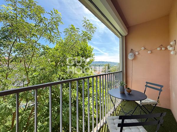 Charmant appartement en dernier étage avec balcon et parking