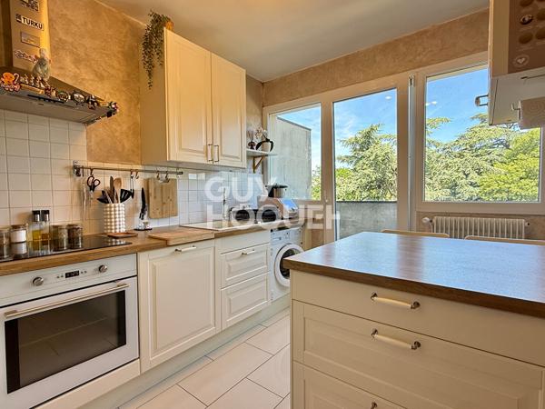 Charmant appartement en dernier étage avec balcon et parking
