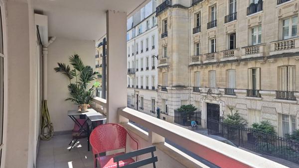 Grand trois pièces avec balcon - PARIS