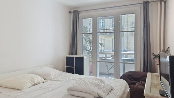 Grand trois pièces avec balcon - PARIS