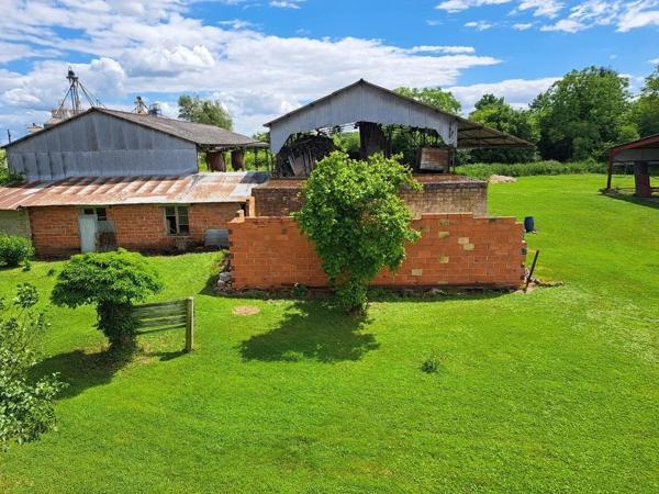 Vente                                                      Maison de village
                        
                     9 pièces                      145 m2                     à Attigny