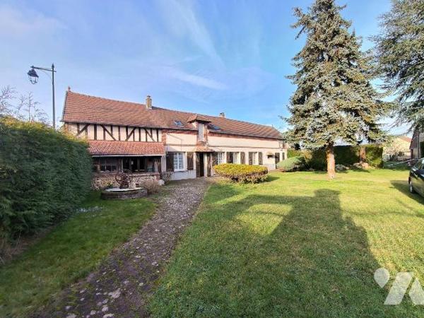 Cet ensemble immobilier se situe au centre du village de Heudebouville. Il se compose d'une mai...