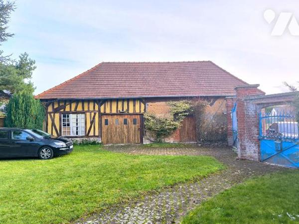 Cet ensemble immobilier se situe au centre du village de Heudebouville. Il se compose d'une mai...