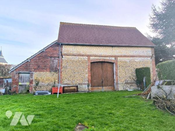 Cet ensemble immobilier se situe au centre du village de Heudebouville. Il se compose d'une mai...