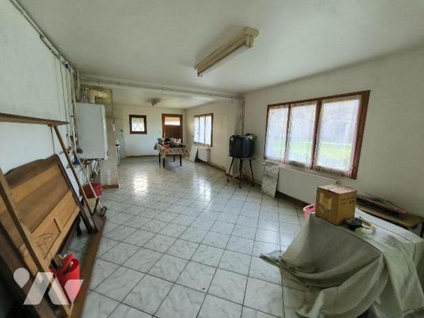 Cet ensemble immobilier se situe au centre du village de Heudebouville. Il se compose d'une mai...