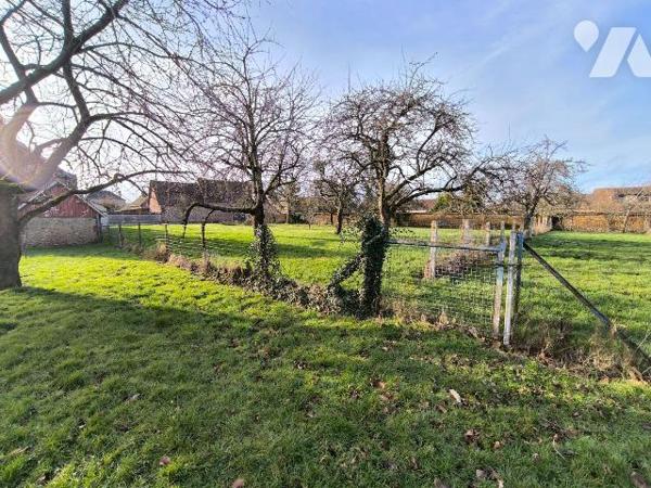 Cet ensemble immobilier se situe au centre du village de Heudebouville. Il se compose d'une mai...