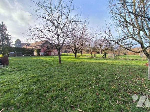 Cet ensemble immobilier se situe au centre du village de Heudebouville. Il se compose d'une mai...