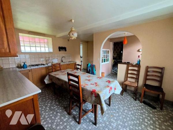 Cet ensemble immobilier se situe au centre du village de Heudebouville. Il se compose d'une mai...