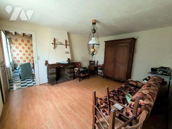 Cet ensemble immobilier se situe au centre du village de Heudebouville. Il se compose d'une mai...