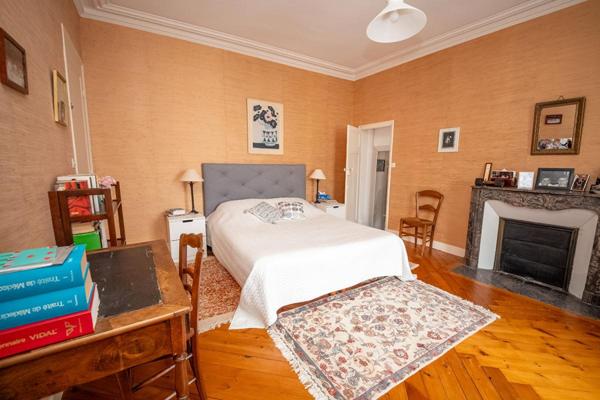 Maison bourgeoise avec grand jardin et garage