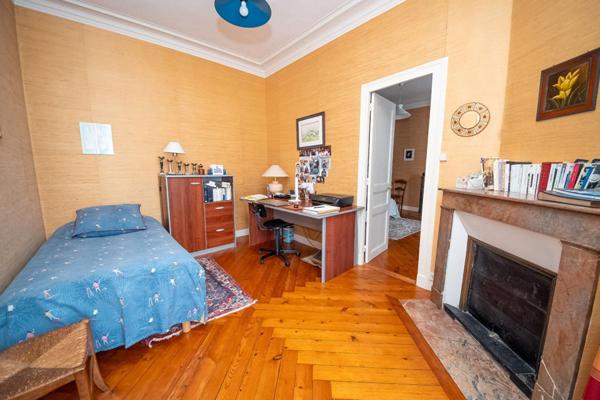 Maison bourgeoise avec grand jardin et garage