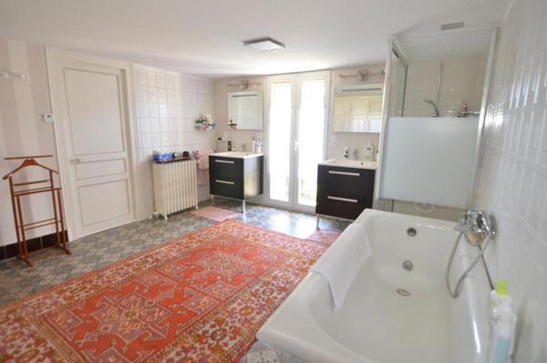 Maison bourgeoise avec grand jardin et garage