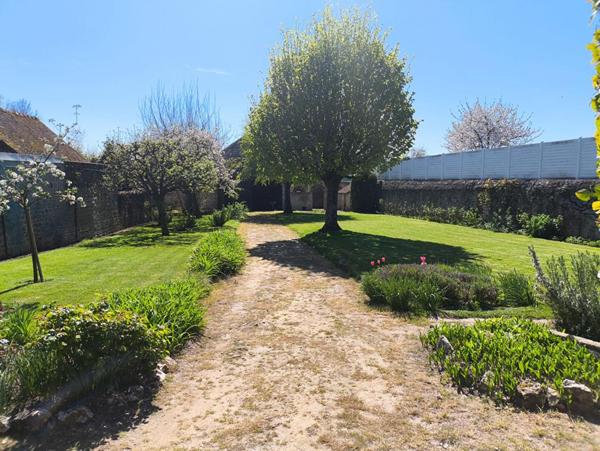 Maison bourgeoise avec grand jardin et garage
