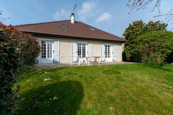 Maison familiale lumineuse avec de beaux volumes