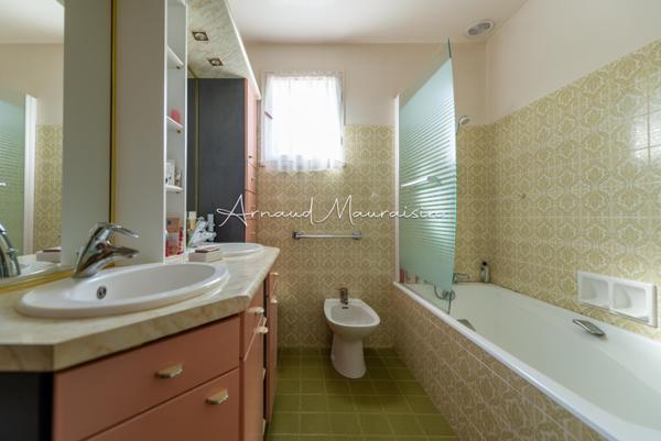 Maison familiale lumineuse avec de beaux volumes