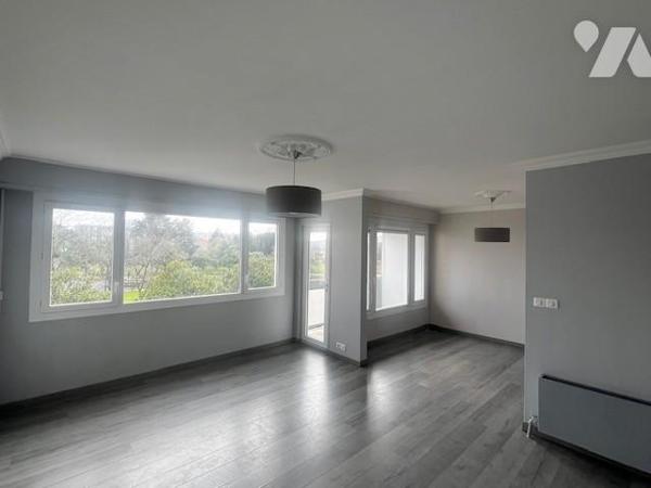 A VENDRE - REZE - Mahaudières - Au 3ème étage- Appartement T4 d'env 71.87m² avec cave et parking.