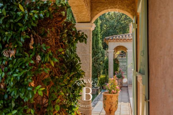 Sillans-la-Cascade, Propriété 7 Chambres -  340 m² à vendre
