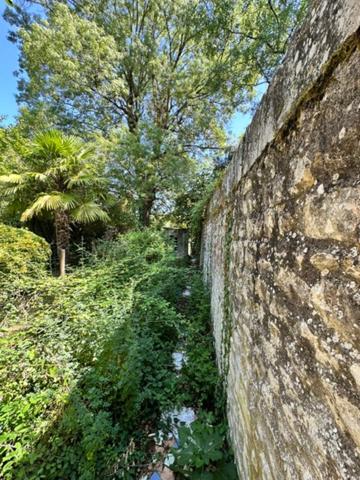 Maison à rénover + terrain non attenant bord de touvre. RUELLE SUR TOUVRE (16)