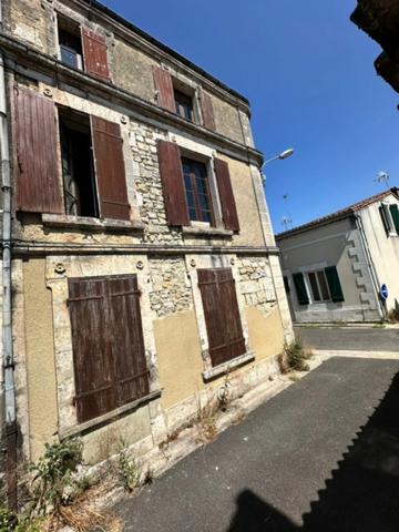Maison à rénover + terrain non attenant bord de touvre. RUELLE SUR TOUVRE (16)