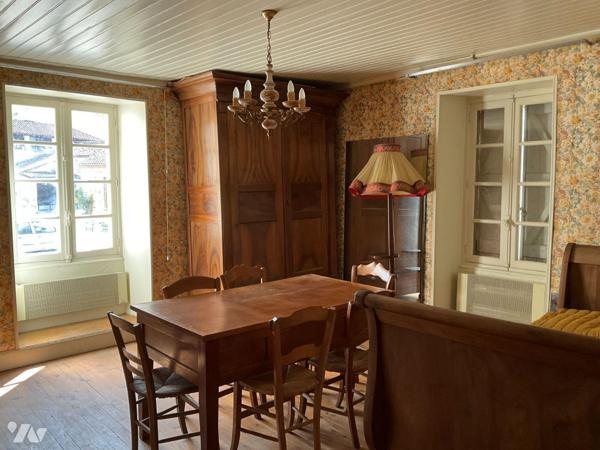 A VENDRE : Maison de village en pierre, idéalement située proche des commerces et à quelques ki...