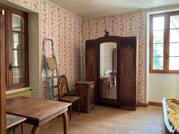 A VENDRE : Maison de village en pierre, idéalement située proche des commerces et à quelques ki...