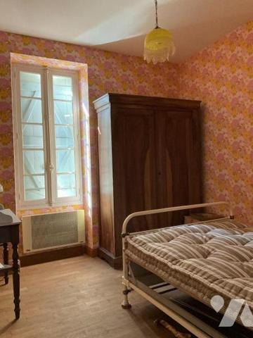 A VENDRE : Maison de village en pierre, idéalement située proche des commerces et à quelques ki...