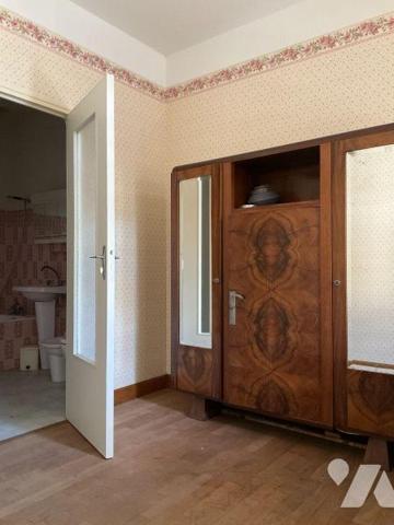 A VENDRE : Maison de village en pierre, idéalement située proche des commerces et à quelques ki...