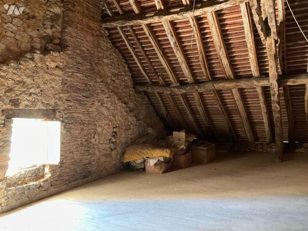 A VENDRE : Maison de village en pierre, idéalement située proche des commerces et à quelques ki...