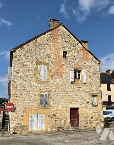 A VENDRE : Maison de village en pierre, idéalement située proche des commerces et à quelques ki...