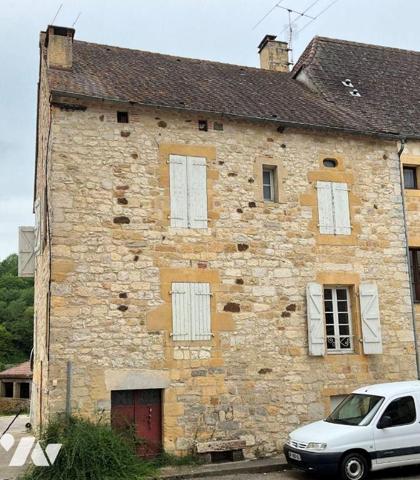 A VENDRE : Maison de village en pierre, idéalement située proche des commerces et à quelques ki...