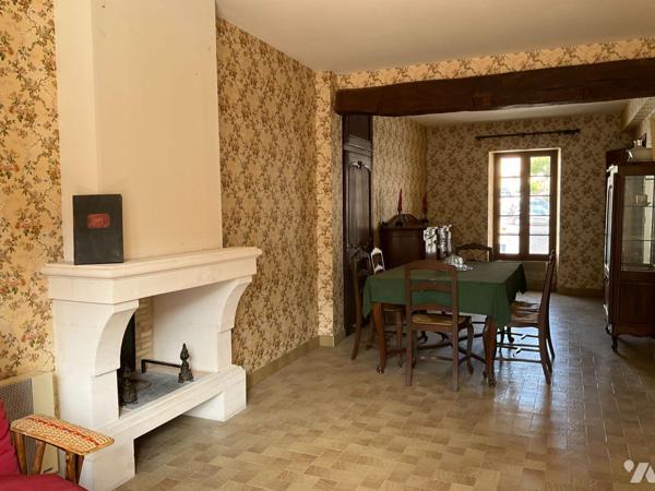 A VENDRE : Maison de village en pierre, idéalement située proche des commerces et à quelques ki...