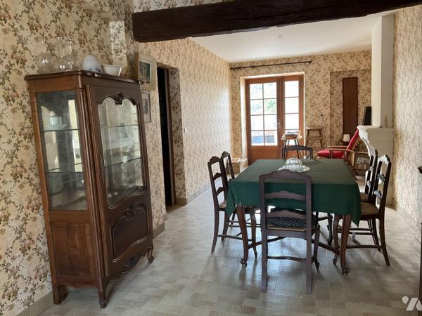 A VENDRE : Maison de village en pierre, idéalement située proche des commerces et à quelques ki...