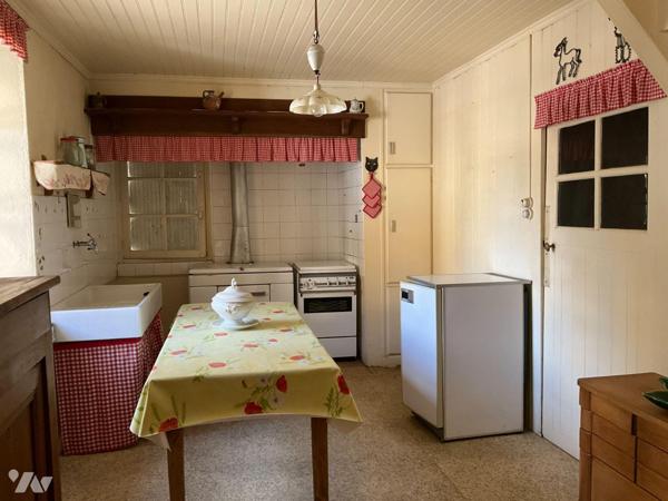 A VENDRE : Maison de village en pierre, idéalement située proche des commerces et à quelques ki...