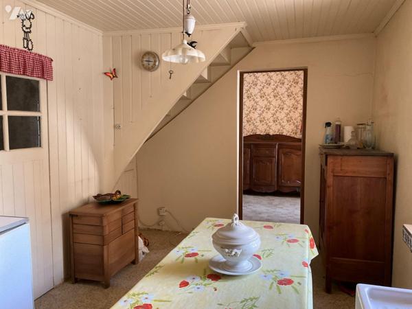 A VENDRE : Maison de village en pierre, idéalement située proche des commerces et à quelques ki...