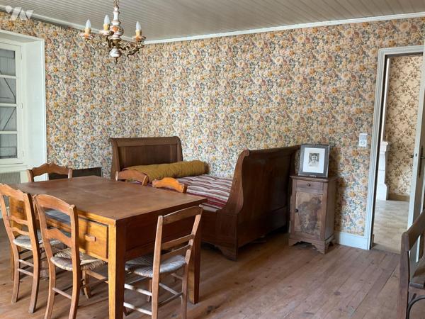 A VENDRE : Maison de village en pierre, idéalement située proche des commerces et à quelques ki...