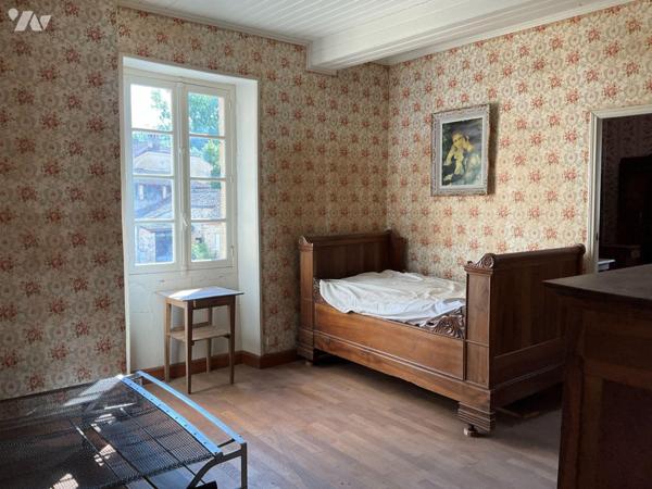 A VENDRE : Maison de village en pierre, idéalement située proche des commerces et à quelques ki...
