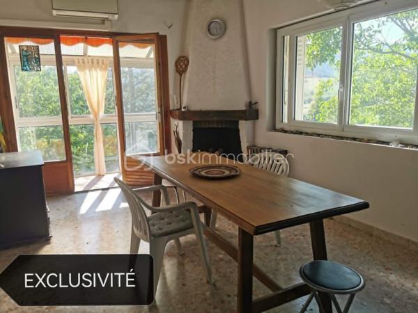 THOARD en EXCLUSIVITE, découvrez cette maison individuelle édifiée sur un terrain de 606 m², divisée en deux logements indépendants avec entrées séparées, offrant de nombreuses possibilités : résidence principale avec revenu locatif, projet familial ou investissement.
L'habitation principale se compose, au rez-de-chaussée, d'une entrée, d'une cuisine indépendante, d'un spacieux salon-séjour avec cheminée ouvrant sur une véranda, bénéficiant d'un accès direct au jardin, de deux chambres dont une traversante ainsi que d'une salle de bains avec WC. À l'étage, une chambre mansardée vient compléter l'ensemble.
En niveau inférieur, un second logement bénéficiant d'une entrée indépendante par l'extérieur comprend une entrée, un salon-salle à manger ouvrant sur un balcon, une cuisine, une chambre ainsi qu'une salle d'eau avec WC.
Vous serez séduits par sa vue exceptionnelle sur les montagnes environnantes, son environnement paisible, son accès véhicule ainsi que son potentiel d'aménagement. Une chaufferie et une cave complète également ce bien.
Située au cœur d'un village provençal authentique, cette propriété représente une belle opportunité pour une famille, un projet intergénérationnel ou un investissement locatif.