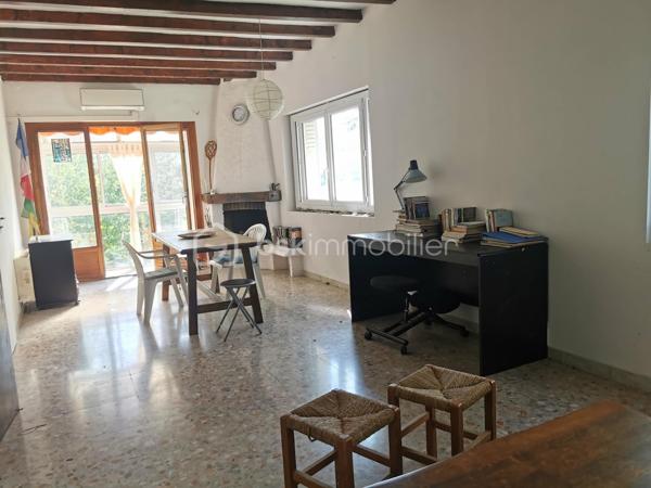 THOARD en EXCLUSIVITE, découvrez cette maison individuelle édifiée sur un terrain de 606 m², divisée en deux logements indépendants avec entrées séparées, offrant de nombreuses possibilités : résidence principale avec revenu locatif, projet familial ou investissement.
L'habitation principale se compose, au rez-de-chaussée, d'une entrée, d'une cuisine indépendante, d'un spacieux salon-séjour avec cheminée ouvrant sur une véranda, bénéficiant d'un accès direct au jardin, de deux chambres dont une traversante ainsi que d'une salle de bains avec WC. À l'étage, une chambre mansardée vient compléter l'ensemble.
En niveau inférieur, un second logement bénéficiant d'une entrée indépendante par l'extérieur comprend une entrée, un salon-salle à manger ouvrant sur un balcon, une cuisine, une chambre ainsi qu'une salle d'eau avec WC.
Vous serez séduits par sa vue exceptionnelle sur les montagnes environnantes, son environnement paisible, son accès véhicule ainsi que son potentiel d'aménagement. Une chaufferie et une cave complète également ce bien.
Située au cœur d'un village provençal authentique, cette propriété représente une belle opportunité pour une famille, un projet intergénérationnel ou un investissement locatif.