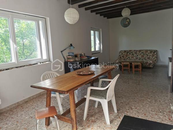 THOARD en EXCLUSIVITE, découvrez cette maison individuelle édifiée sur un terrain de 606 m², divisée en deux logements indépendants avec entrées séparées, offrant de nombreuses possibilités : résidence principale avec revenu locatif, projet familial ou investissement.
L'habitation principale se compose, au rez-de-chaussée, d'une entrée, d'une cuisine indépendante, d'un spacieux salon-séjour avec cheminée ouvrant sur une véranda, bénéficiant d'un accès direct au jardin, de deux chambres dont une traversante ainsi que d'une salle de bains avec WC. À l'étage, une chambre mansardée vient compléter l'ensemble.
En niveau inférieur, un second logement bénéficiant d'une entrée indépendante par l'extérieur comprend une entrée, un salon-salle à manger ouvrant sur un balcon, une cuisine, une chambre ainsi qu'une salle d'eau avec WC.
Vous serez séduits par sa vue exceptionnelle sur les montagnes environnantes, son environnement paisible, son accès véhicule ainsi que son potentiel d'aménagement. Une chaufferie et une cave complète également ce bien.
Située au cœur d'un village provençal authentique, cette propriété représente une belle opportunité pour une famille, un projet intergénérationnel ou un investissement locatif.