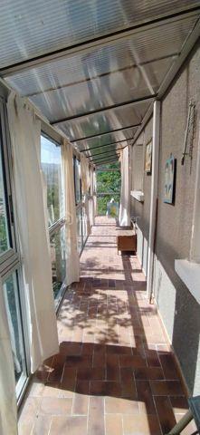 THOARD en EXCLUSIVITE, découvrez cette maison individuelle édifiée sur un terrain de 606 m², divisée en deux logements indépendants avec entrées séparées, offrant de nombreuses possibilités : résidence principale avec revenu locatif, projet familial ou investissement.
L'habitation principale se compose, au rez-de-chaussée, d'une entrée, d'une cuisine indépendante, d'un spacieux salon-séjour avec cheminée ouvrant sur une véranda, bénéficiant d'un accès direct au jardin, de deux chambres dont une traversante ainsi que d'une salle de bains avec WC. À l'étage, une chambre mansardée vient compléter l'ensemble.
En niveau inférieur, un second logement bénéficiant d'une entrée indépendante par l'extérieur comprend une entrée, un salon-salle à manger ouvrant sur un balcon, une cuisine, une chambre ainsi qu'une salle d'eau avec WC.
Vous serez séduits par sa vue exceptionnelle sur les montagnes environnantes, son environnement paisible, son accès véhicule ainsi que son potentiel d'aménagement. Une chaufferie et une cave complète également ce bien.
Située au cœur d'un village provençal authentique, cette propriété représente une belle opportunité pour une famille, un projet intergénérationnel ou un investissement locatif.