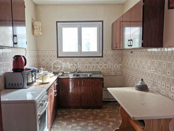 THOARD en EXCLUSIVITE, découvrez cette maison individuelle édifiée sur un terrain de 606 m², divisée en deux logements indépendants avec entrées séparées, offrant de nombreuses possibilités : résidence principale avec revenu locatif, projet familial ou investissement.
L'habitation principale se compose, au rez-de-chaussée, d'une entrée, d'une cuisine indépendante, d'un spacieux salon-séjour avec cheminée ouvrant sur une véranda, bénéficiant d'un accès direct au jardin, de deux chambres dont une traversante ainsi que d'une salle de bains avec WC. À l'étage, une chambre mansardée vient compléter l'ensemble.
En niveau inférieur, un second logement bénéficiant d'une entrée indépendante par l'extérieur comprend une entrée, un salon-salle à manger ouvrant sur un balcon, une cuisine, une chambre ainsi qu'une salle d'eau avec WC.
Vous serez séduits par sa vue exceptionnelle sur les montagnes environnantes, son environnement paisible, son accès véhicule ainsi que son potentiel d'aménagement. Une chaufferie et une cave complète également ce bien.
Située au cœur d'un village provençal authentique, cette propriété représente une belle opportunité pour une famille, un projet intergénérationnel ou un investissement locatif.