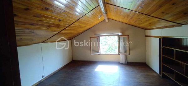 THOARD en EXCLUSIVITE, découvrez cette maison individuelle édifiée sur un terrain de 606 m², divisée en deux logements indépendants avec entrées séparées, offrant de nombreuses possibilités : résidence principale avec revenu locatif, projet familial ou investissement.
L'habitation principale se compose, au rez-de-chaussée, d'une entrée, d'une cuisine indépendante, d'un spacieux salon-séjour avec cheminée ouvrant sur une véranda, bénéficiant d'un accès direct au jardin, de deux chambres dont une traversante ainsi que d'une salle de bains avec WC. À l'étage, une chambre mansardée vient compléter l'ensemble.
En niveau inférieur, un second logement bénéficiant d'une entrée indépendante par l'extérieur comprend une entrée, un salon-salle à manger ouvrant sur un balcon, une cuisine, une chambre ainsi qu'une salle d'eau avec WC.
Vous serez séduits par sa vue exceptionnelle sur les montagnes environnantes, son environnement paisible, son accès véhicule ainsi que son potentiel d'aménagement. Une chaufferie et une cave complète également ce bien.
Située au cœur d'un village provençal authentique, cette propriété représente une belle opportunité pour une famille, un projet intergénérationnel ou un investissement locatif.