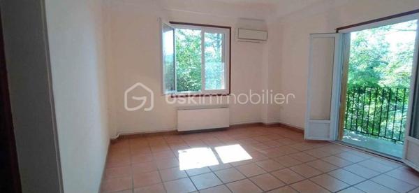 THOARD en EXCLUSIVITE, découvrez cette maison individuelle édifiée sur un terrain de 606 m², divisée en deux logements indépendants avec entrées séparées, offrant de nombreuses possibilités : résidence principale avec revenu locatif, projet familial ou investissement.
L'habitation principale se compose, au rez-de-chaussée, d'une entrée, d'une cuisine indépendante, d'un spacieux salon-séjour avec cheminée ouvrant sur une véranda, bénéficiant d'un accès direct au jardin, de deux chambres dont une traversante ainsi que d'une salle de bains avec WC. À l'étage, une chambre mansardée vient compléter l'ensemble.
En niveau inférieur, un second logement bénéficiant d'une entrée indépendante par l'extérieur comprend une entrée, un salon-salle à manger ouvrant sur un balcon, une cuisine, une chambre ainsi qu'une salle d'eau avec WC.
Vous serez séduits par sa vue exceptionnelle sur les montagnes environnantes, son environnement paisible, son accès véhicule ainsi que son potentiel d'aménagement. Une chaufferie et une cave complète également ce bien.
Située au cœur d'un village provençal authentique, cette propriété représente une belle opportunité pour une famille, un projet intergénérationnel ou un investissement locatif.