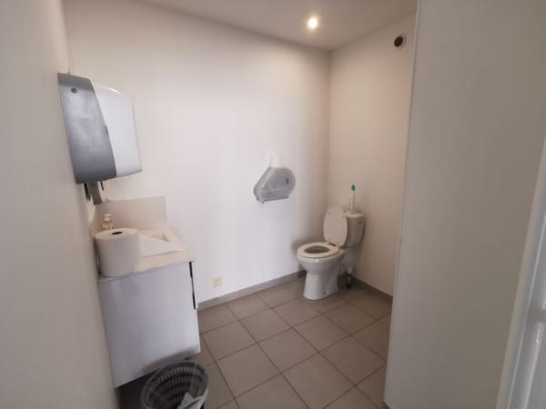 A LOUER LOCAL COMMERCIAL ET/OU PROFESSIONNEL A LA FLECHE