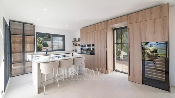 ROQUEBRUNE CAP MARTIN - 4 CHAMBRES - 1 DEPENDANCE - PISCINE - GARAGE