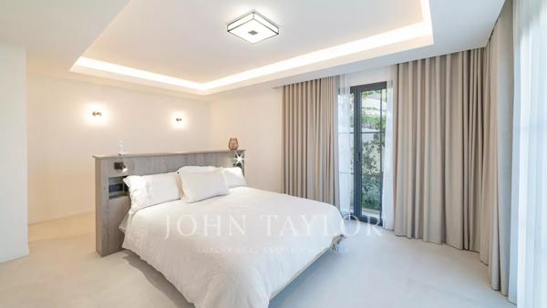 ROQUEBRUNE CAP MARTIN - 4 CHAMBRES - 1 DEPENDANCE - PISCINE - GARAGE