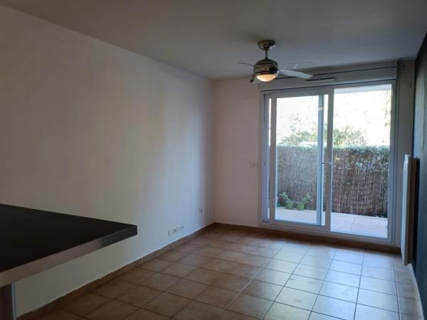 Dpt Bouches du Rhône (13), à louer MARSEILLE 11EME ARRONDISSEMENT appartement T2 de 36,09 m² avec terrasse